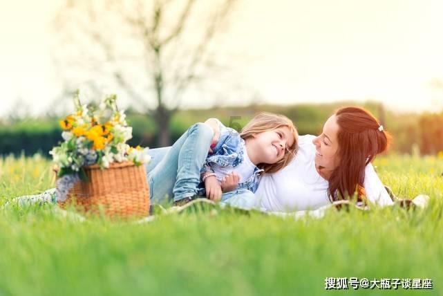 村里人等开席突然蒸笼倾斜倒地,知情人:铁炉用时长了 生锈了